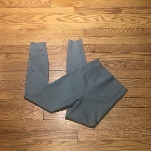 Vuori Women’s XS Evolve Legging in Fern color ( Greenish Grey ).